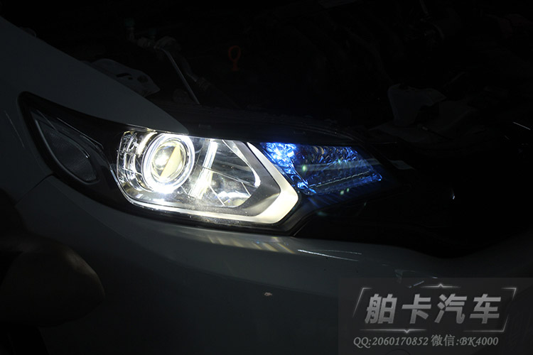 改装详情: 飞度,全车系均配备卤素车灯作为前照灯,远近一体H4车灯!由于采用远近交替的H4卤素车灯,使得整体亮度很低,昏暗的亮度,很难能满足夜晚行车较多的车友们的照明要求,同时也给夜晚行车带来了极大的安全隐患! 外观很时尚,因为是H4卤素大灯,所以原车的灯光效果很差,如果直接装氙气灯的话,灯光又太散了,一点也不聚光,对面的司机看着很亮,可是自己看着却没有什么效果,也给自己的安全隐患大大提升了。 原车H4卤素灯的近光效果图:灯光暗淡,使用这样的灯光在夜间您能看清路面上的状况吗! [[img src="ht
